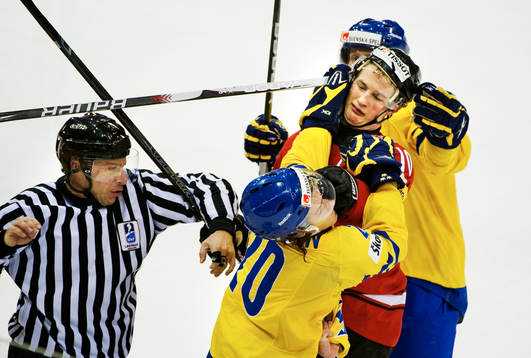 André Petersson, Sverige, ger sig på Tristan Scherwey,