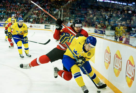 Lukas Stoop, Schweiz, tacklar Mattias Tedenby, Sverige