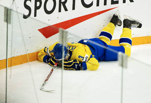 Oliver Ekman Larsson, Sverige, ligger kvar på isen
