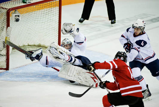 Jordan Eberle, Kanada, gör 5-5 bakom Jack Campbell,