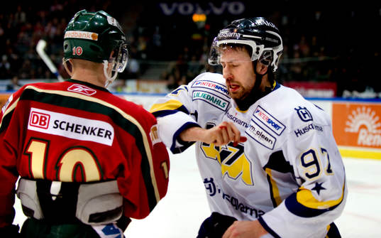 Per Ledin, HV71, har blivit tacklad och ger en armbåge