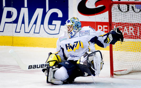 Stefan Liv, målvakt, HV71, tappar balansen