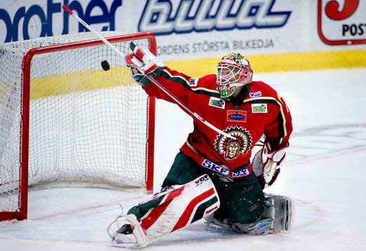Johan Holmqvist, målvakt, räddning