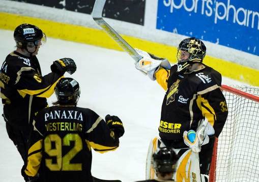 Joakim Strandberg, målvakt, AIK gratuleras