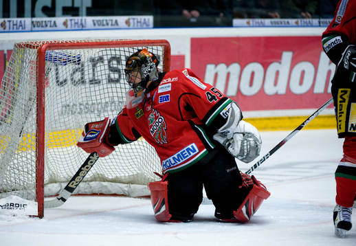 Roman Malek, Målvakt Modo gräver fram pucken i målet