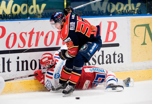 Marcus Krüger, Djurgården, trycker till Björn Svensson,