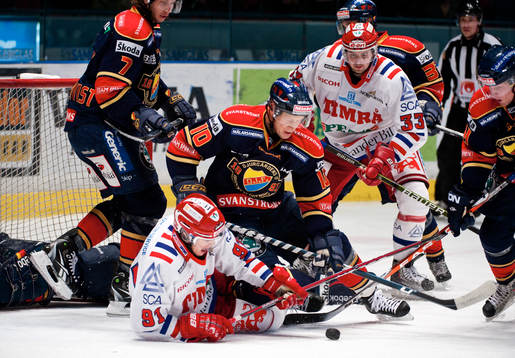 Pucken liggandes framför Marcus Ragnarsson, Djurgården,