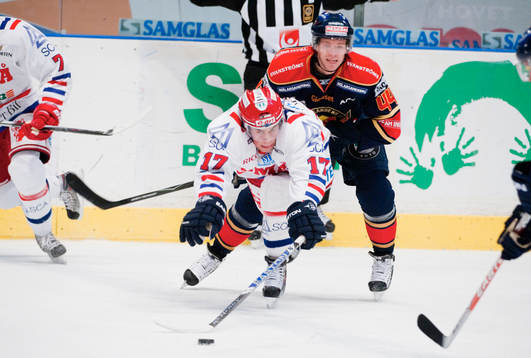 Niklas Anger, Timrå, får en slashing av Nicklas