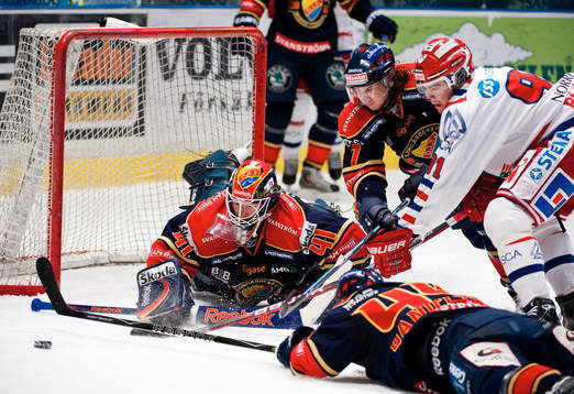 Gustaf Wesslau, målvakt, Djurgården, täcker upp målet