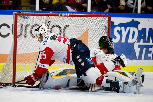Erik Andersson, Borås, faller vid egen målvakt