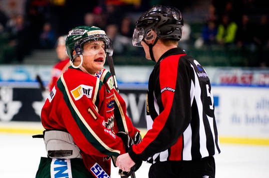 Fredrik Pettersson, Frölunda, i samspråk med domare