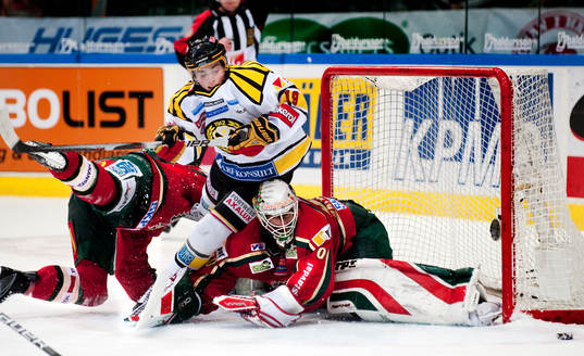 Calle Järnkrok, Brynäs, och Johan Holmqvist, målvakt,