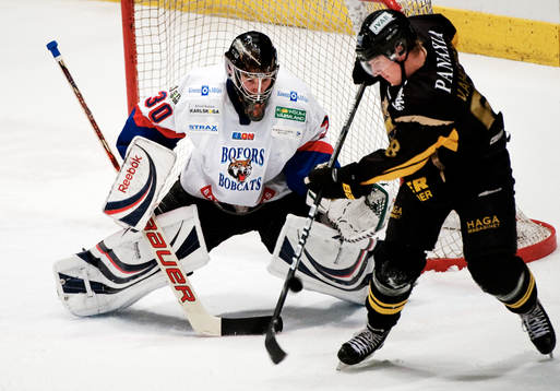 Victor Ahlström, AIK, oroar framför Andro Michel,