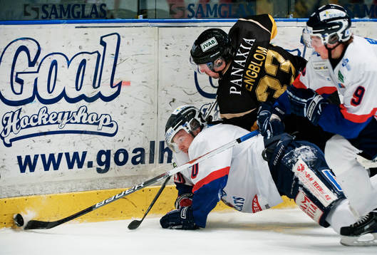 David Engblom, AIK, fäller en Bofors-spelare