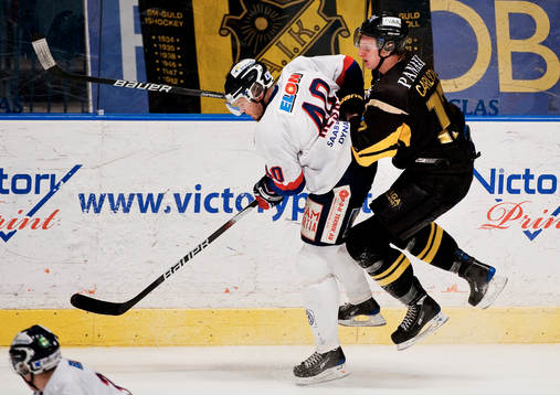 Fredrik Carlsson, AIK, hoppar upp i ryggen på Peter Messa,