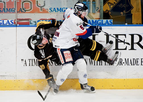 Johan Larsson, Bofors, tacklar Tobias Ericsson, AIK