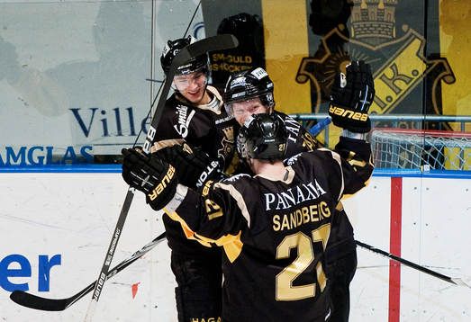 Daniel Bång, AIK, gratuleras till sitt 1-0-mål. Jubel