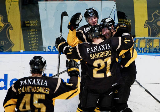 Daniel Bång, AIK, gratuleras till sitt 1-0-mål. Jubel