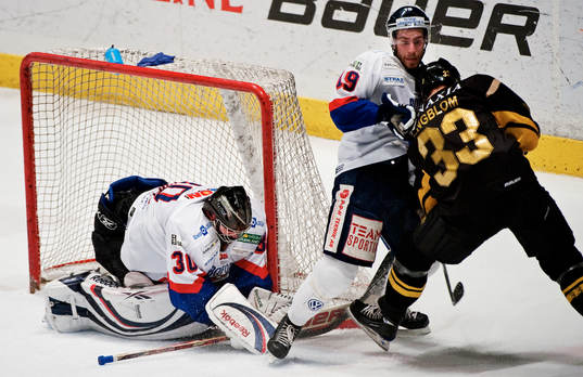 David Engblom, AIK, trycker in 2-0 bakom Andro Michel,