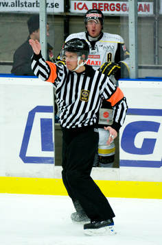 Domare Mikael Lindqvist ger Peter Öberg, Västerås