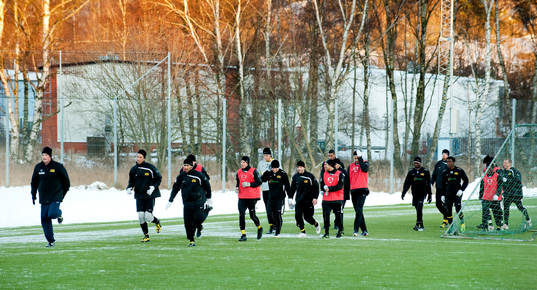 Löpning på Gothia Park, uppvärmning, snö, gräs,