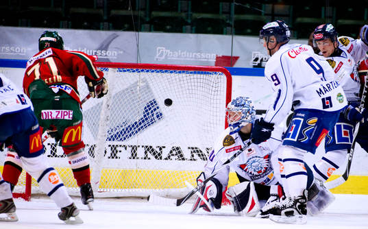 Tomi Kallio, Frölunda, gör mål på Fredrik Norrena,