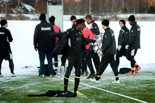Dominic Chatto drar på sig en jacka. Kyla, snö