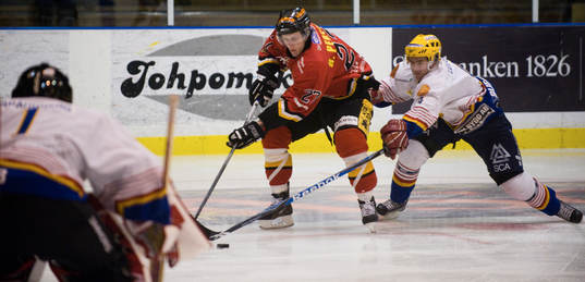 Robert Persson, Osby, bryter in framför Martin Spångberg