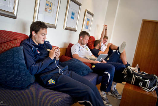 Stefan Ishizaki leker med sin iPhone. Viktor Noring kollar