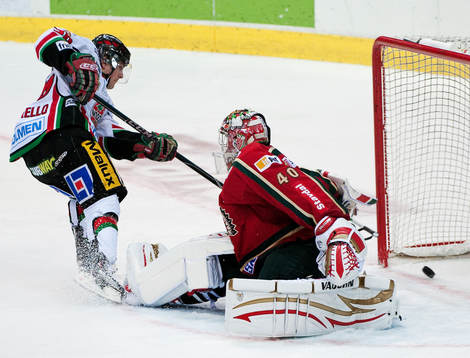 Mats Zuccarello Aasen, Modo och Johan Holmqvist, målvakt,