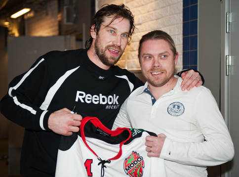 Peter Forsberg, Modo, skänker matchtröjan som Mikael