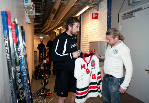 Peter Forsberg, Modo, skänker matchtröjan som Mikael