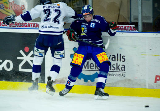 Markus Persson, Leksand tacklar Jens Westin, Sundsvall