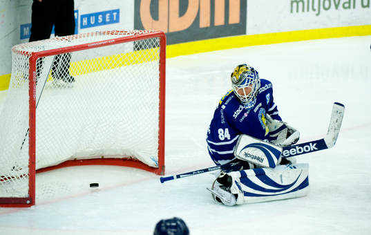 Joakim Lundström, Målvakt Sundsvall släpper in en puck