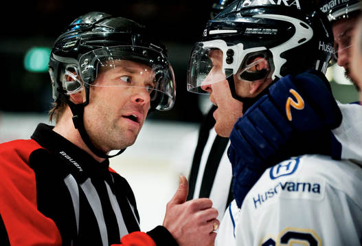 Patrik Sjöberg, domare, och Teemu Laine, HV71