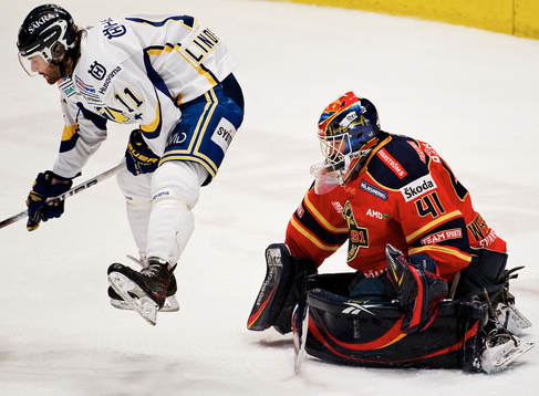 Johan Lindström, HV71, och Gustaf Wesslau, målvakt,