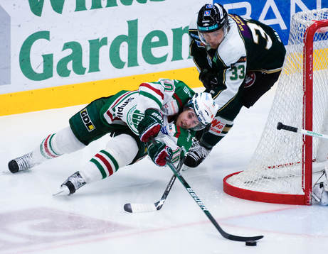 Ari Vallin, Färjestad, drar ner  Mario Kempe, Rögle
