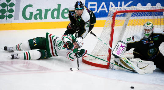 Ari Vallin, Färjestad, drar ner Mario Kempe, Rögle