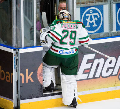 Jürgen Penker, målvakt, lämnar isen