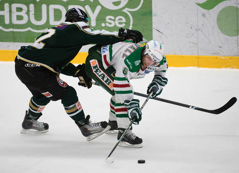 Marius Holtet, Färjestad, trycker till Daniel Glimmevall,