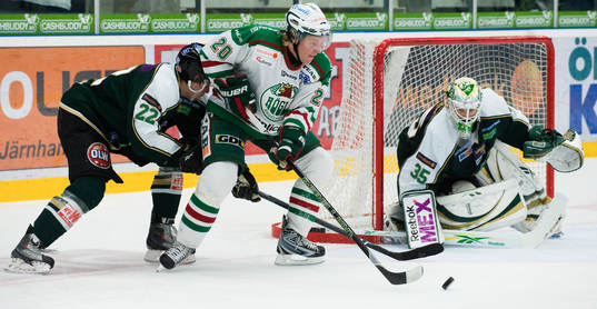 Mathias Månsson, Rögle, håller undan för Per Åslund,