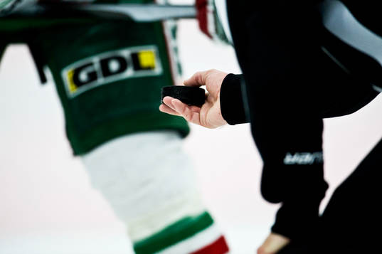 Puck, hand, genre