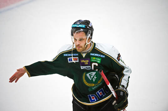 Sanny Lindström, Färjestad, tackar domaren för matchen