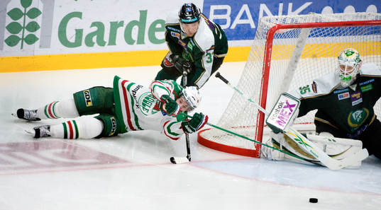 Ari Vallin, Färjestad, drar ner Mario Kempe, Rögle