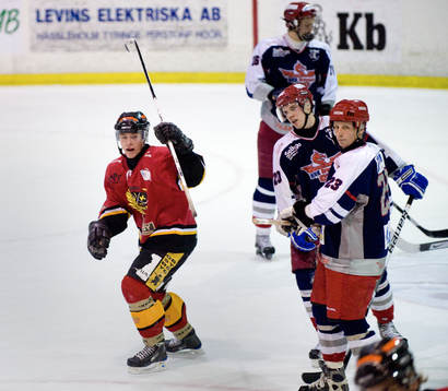 Osby har återigen gjort mål och Pontus Brobäck jublar