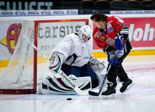 Nöje, Anders Ekborg spelar ishockey med Peter Forsberg
