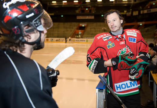Nöje, Anders Ekborg spelar ishockey med Peter Forsberg