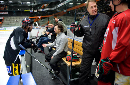 Nöje, Anders Ekborg spelar ishockey med Peter Forsberg