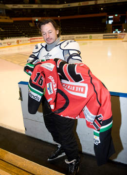 Nöje, Anders Ekborg spelar ishockey med Peter Forsberg