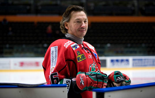 Nöje, Anders Ekborg spelar ishockey med Peter Forsberg